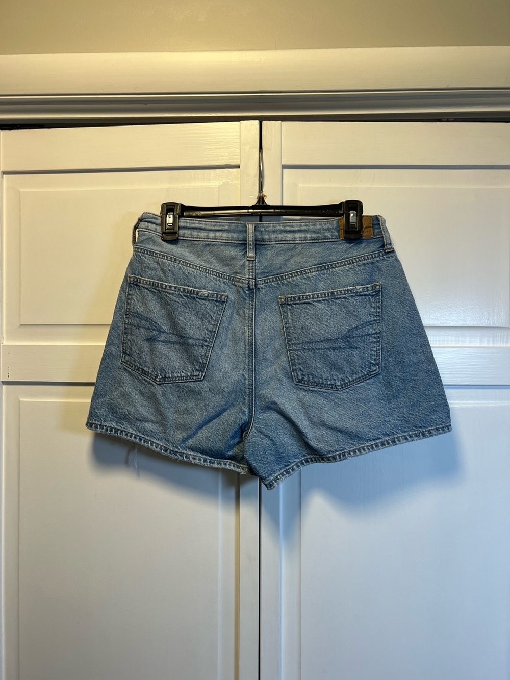 American Eagle Outfitters Light Blue Distressed High-Rise Mom Short Women 10 - Picture 3 of 10